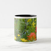 Indische Wildblumen aus Malerpinsel und Kekswurzel Zweifarbige Tasse (Mittel)