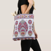 Indischer Pisley mit Blumen, ethnische Medaille. Tasche (Von Nahem)