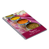 Indisches Restaurant Gewürze und Rosa Sari Rezept Notizblock (Rechte Seite)