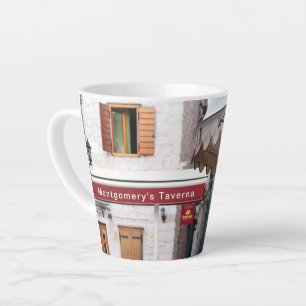 Individualisierte mediterrane Szene Latte Tasse