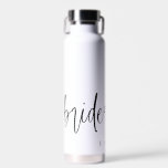 Individuell anpassbare, moderne Script Bridesmaid-<br><div class="desc">Dies ist eine moderne minimalistische Wasserflaschenvorlage mit einem wunderschönen kalligraphischen Schriftart. Personalisieren Sie den Namen auf dieser Wasserflasche,  um ein besonderes Geschenk für Ihre Mädchen zu schaffen! Alle Farben können bearbeitet werden. Wählen Sie "Bearbeiten mit dem Entwurfstool",  um alle Bearbeitungsfunktionen anzuzeigen:)</div>