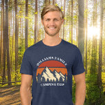 Individuelle Camping-Reiseroute Sunset<br><div class="desc">Dieser coole Retro-Sonnenuntergang über Felsgebirgen in der Natur macht ein großartiges Bild für ein Set von maßgeschneiderten T - Shirt für einen Familienurlaub, eine Wiedersehen, eine Fahrt oder ein Camping. Niedlich passende T-Shirts für Mama, Papa, Bruder und Schwester. Fügen Sie einfach Ihren eigenen Nachnamen und das Jahr mit unserem Personalisierungstool...</div>