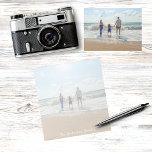Individuelle Familienferien Foto Sommerferien Notizblock<br><div class="desc">Personalisieren und fügen Sie Ihr Foto Ihrer Familie,  Kinder,  Ehefrau,  Freundin oder Haustier. Das Foto hat ein weißes Overlay,  sodass Sie Ihre Schrift sehen können. Das Foto zeigt ein Foto aus einem Familienurlaub und einen Tag am Strand. Weiße,  moderne Handschrift mit Schreibschrift.</div>