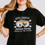 Individuelle Familienfreunde Skireisegruppe Überei T-Shirt<br><div class="desc">Mit unserem maßgeschneiderten Shirt für Familien, Freunden oder Gruppen können Sie Ihre Erinnerungen ganz individuell gestalten. Es ist perfekt, um Ihr Schneeabenteuer zu feiern! Personalisieren Sie es mit Ihrem Familiennamen oder Ihren Gruppenreisedaten, um es einzigartig zu machen. Ideal für Skifans und als Winterurlaub-Souvenir ist es ideal für passende Outfits an...</div>