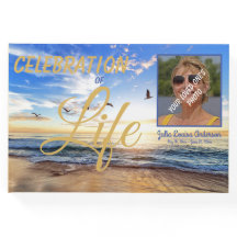 Individuelle Feier zum Sonnenaufgang im Ozean Foto