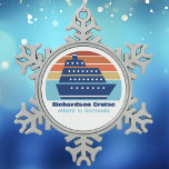 Individuelle Kreuzfahrt Schiff Sunset Familienurla Schneeflocken Zinn-Ornament<br><div class="desc">Coole individuelle Kreuzfahrtschiffe Weihnachtsschmuck für Ihre Wiedersehen oder Frühjahrspause Ausflug nach Bermuda,  den Bahamas oder in die Karibik. Passen Sie diesen niedlichen Sake mit Ihrem Familiennamen und Ihrem Ziel oder Jahr an.</div>
