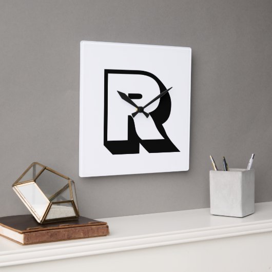Individuelle moderne Black Monogram Blocktypografi Quadratische Wanduhr (Büro)