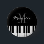 Individuelle Name-Abzeichen-Taste mit Klaviertaste Button<br><div class="desc">Individuelle Name Abzeichen Taste mit Klaviertasten. Elegantes schwarz-weißes Typografie-Design für Pianisten,  Klavierspieler,  Musiklehrer,  Instruktor,  Musiker etc. Klassisches Musikinstrumentendesign mit Name oder Monogramm. Spaß für Cocktail Party,  Bachelorette,  Hochzeit,  Geburtstag,  Konzert,  Firmenevent,  etc. Auch schön wie Gastgeschenk.</div>