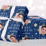 Individuelle Name Age Foto Art Deco Geschenkpapier<br><div class="desc">Schenken Sie Ihr Geschenk im Art-Déco-Stil mit diesem Foto Geschenkpackung! Ein nahtloses geometrisches Muster, mit dekorativen Bilderrahmen, Diamantformen, Sternen und stilvoller Typografie. Personalisieren Sie die Vorlage mit einem bevorzugten Foto, dem Namen des Empfängers und dem Geburtstagsalter. Eine luxuriöse und einzigartige Art, einen besonderen Geburtstag für Familie und Freunde zu feiern!...</div>