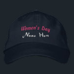 Individuelle Name am Frauentag hier Klassischer Na Bestickte Baseballkappe<br><div class="desc">Feiern Sie den Frauentag mit dieser Alternative Apparel Basic Adjustable Cap in klassischer Navy-Farbe. Diese Kappe mit eigenem besticktem Text - "Frauentag" und Ihrem personalisierten "Name Here" - fügt Ihrem Outfit eine einzigartige und sinnvolle Touch hinzu. Ein perfektes Geschenk oder persönlicher Sake, bestellen Sie noch heute Ihre und machen Sie...</div>