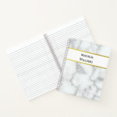 individuelle Name auf weißem Marmoraussehen Notizblock (Innenseite)