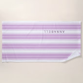 individuelle Name aus lila und weißen Streifen Strandtuch (Vorderseite)