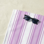 individuelle Name aus lila und weißen Streifen Strandtuch (Beispiel)