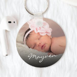 Individuelle Name Baby Foto Glamour Script Schlüsselanhänger<br><div class="desc">Erstellen Sie Ihren eigenen personalisierten Round Schlüsselanhänger mit Ihrem benutzerdefinierten Glam handgeschriebenen Skriptnamen und Ihrem bevorzugten Foto.</div>