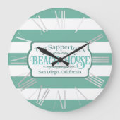 Individuelle Name Beach House Aquamarine Streifen Große Wanduhr (Vorderseite)