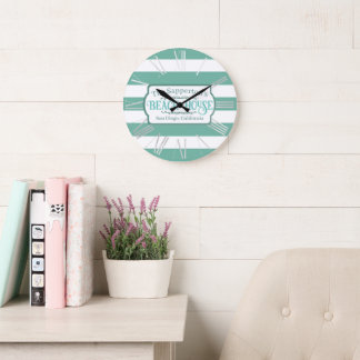 Individuelle Name Beach House Aquamarine Streifen Große Wanduhr