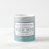 Individuelle Name Beach House Sand und Wasser Kaffeetasse (Mittel)