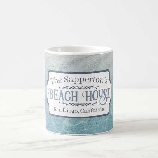 Individuelle Name Beach House Sand und Wasser Kaffeetasse (Mittel)
