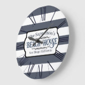 Individuelle Name Beach House Schöne Streifen Große Wanduhr (Winkel)
