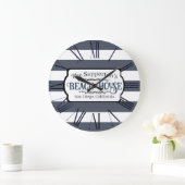 Individuelle Name Beach House Schöne Streifen Große Wanduhr (Zuhause)