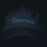 Individuelle Name bestickt | Baseballkappe für sie Bestickte Baseballkappe<br><div class="desc">Ihr Name bestickt in femininen Skripttext auf einem benutzerdefinierten Baseballhut / Baseballkappe. Unsere personalisierten Produkte sind so konzipiert,  dass Sie den Text leicht ändern können. Dargestellt ist der bearbeitbare Name,  Vanessa,  in blauer Stickerei auf einem marineblauen Hut. Textfarbe,  -größe und -stil können mit dem Design-Tool geändert werden.</div>