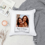 Individuelle Name Bestie Foto Freunde Schwestern B Kissen<br><div class="desc">Macht Freundschaft funkeln! Dieses Kissen ist garantiert, Köpfe zu drehen und die Show auf jedem Sofa zu stehlen. Gehen Sie voran, verwandeln Sie Erinnerungen in Schnurrbart und sagen Sie "Beste Freundinnen für immer" in jedem Nickerchen! ✨ einfaches, modernes und unterhaltsames Kissen mit dem Foto in einem weißen Rahmen-Overlay und einem...</div>