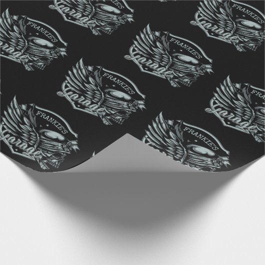 Individuelle Name Biker Skull Wings Motorradgarage Geschenkpapier (Ecke)