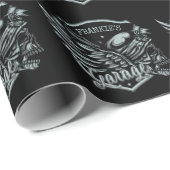 Individuelle Name Biker Skull Wings Motorradgarage Geschenkpapier (Rolleneckpunkt)