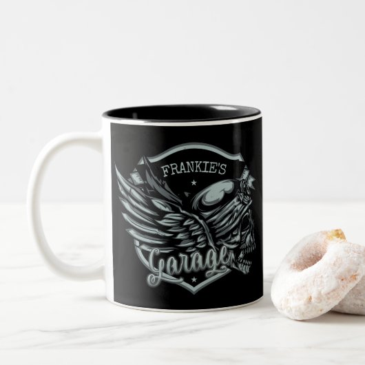 Individuelle Name Biker Skull Wings Motorradgarage Zweifarbige Tasse (Mit Donut)