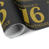 Individuelle Name Black and Gold 16. Geburtstag Geschenkpapier (Rolleneckpunkt)