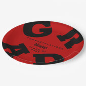 Individuelle Name Black on Scarlet Red Abschluss Pappteller (Schrägansicht)