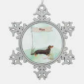 Individuelle Name Black & Tan Dackel Hund Schneeflocken Zinn-Ornament (Vorderseite)