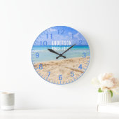 Individuelle Name Blue Sand Beach Clock Große Wanduhr (Zuhause)