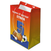 Individuelle Name Boy 5th Birthday Sports Balls Mittlere Geschenktüte (Vorderseite Schrägansicht)
