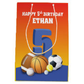 Individuelle Name Boy 5th Birthday Sports Balls Mittlere Geschenktüte (Rückseite)