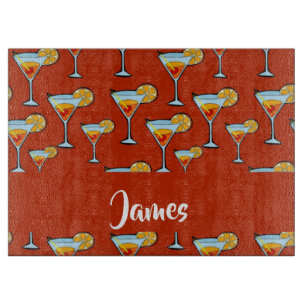 Individuelle Name-Cocktailbrille auf rot Schneidebrett