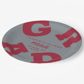 Individuelle Name Crimson Red und Grau Abschluss Pappteller (Schrägansicht)