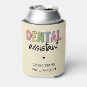 Individuelle Name Dental Assistant Geschenk Dosenkühler (Kanne Rückseite)