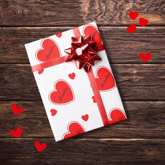 Individuelle Name des roten Herzmusters auf weiß Geschenkpapier