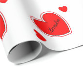 Individuelle Name des roten Herzmusters auf weiß Geschenkpapier (Rolleneckpunkt)