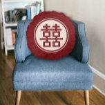 Individuelle Name Double Xi Chinesisches Hochzeits Rundes Kissen<br><div class="desc">Das "Individuellen Namens Red Double Xi Chinese Wedding Throw Kissen" ist ein personalisierter und bedeutender Akzent für Ihre Hochzeitsdekoration. Dieses Kopfkissen zeigt das Symbol "Double Xi" in einer lebhaften Rottönung, zusammen mit individuellen Namen zum Gedenken an den besondere Anlass. Mit seinem weichen und bequemen Stoff ist dieses Kissen eine schöne...</div>