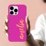 Individuelle Name-Drehbuch fett magentorange Case-Mate iPhone 14 Pro Max Hülle<br><div class="desc">Telefonabdeckung mit Ihrem Namen in einem orangefarbenen Script-Schriftart auf einem magentafarbenen,  rosa Hintergrund. Fein und farbenfroh Design.</div>