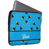 Individuelle Name fischt Muster auf blau Laptopschutzhülle (Vorne Rechts)