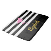 Individuelle Name Flamingo auf schwarzen und weiße Badematte (Schrägansicht)