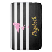 Individuelle Name Flamingo auf schwarzen und weiße Badematte (Vorderseite Vertikal)