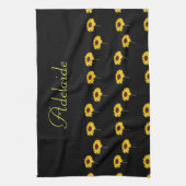 Individuelle Name Gelbe Sonnenblumen auf schwarz Geschirrtuch (Vertikal)