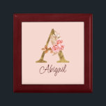 Individuelle Name Goldfolie Rosa Rose Buchstabe A Erinnerungskiste<br><div class="desc">Individuelle Name Gold Foil Blush Pink Roses Letter Ein Design mit einem stilvollen Blumenmonogramm mit elegantem Schimmer - perfekt für feminine Themen,  romantische Anlässe und personalisierte Namensanpassung. Klicken Sie auf 'Personalize',  um Ihren Namen oder den Namen eines geliebten Menschen anzupassen.</div>