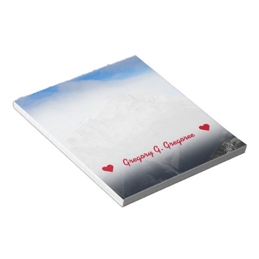 Individuelle Name; Grauer Berggipfel, wolkiger bla Notizblock (angewinkelt)