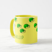 Individuelle Name-Grünfußballhelm gelb Tasse (Vorderseite Links)