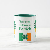 Individuelle Name Irish Emoji mit Hut und Kleeblat Tasse (Zentrum)